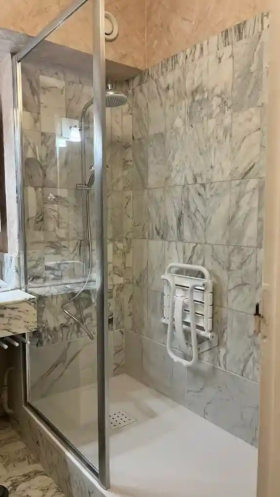 Installation lavabo et miroir LED moderne