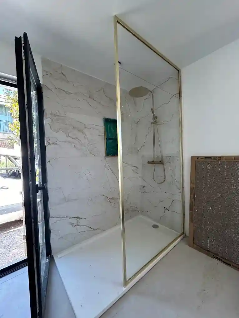 Installation douche moderne avec paroi vitrée