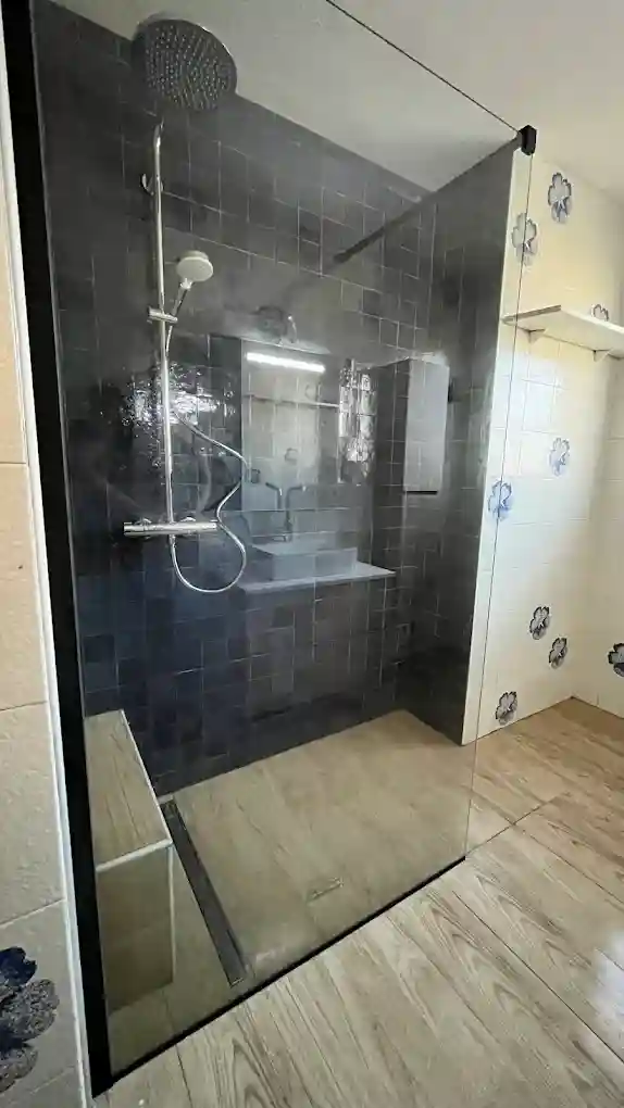 Douche italienne minimaliste et épurée