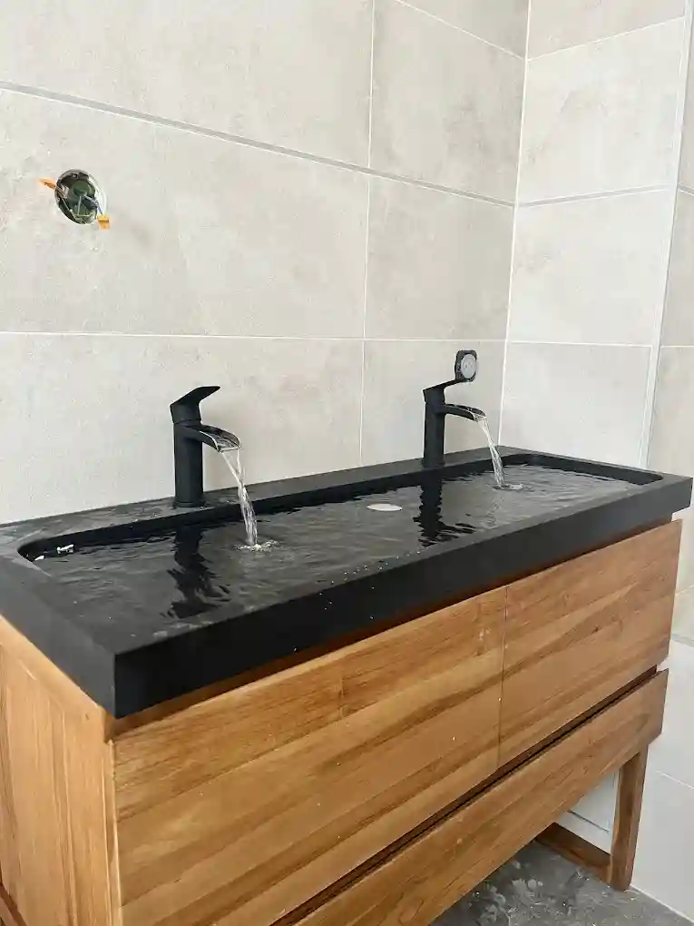 Robinetterie moderne et lavabo double vasque